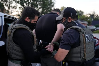 Los dos venezolanos están acusados de agredir a un agente del ICE en medio de una redada migratoria