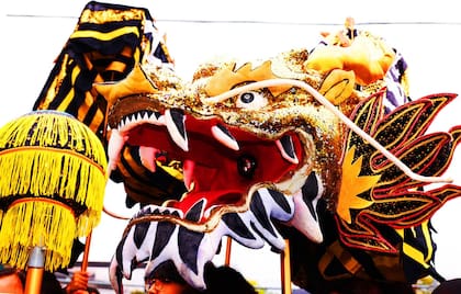 Los dragones en los desfiles chinos simbolizan buena suerte, prosperidad y protección (Web/Better Chinatown)