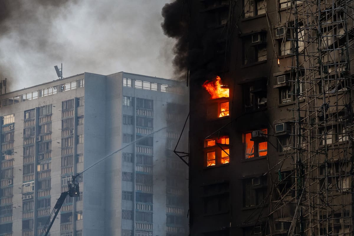 Los dramáticos testimonios de los residentes de las torres de apartamentos de Hong Kong. (AP Foto/Chan Long Hei)