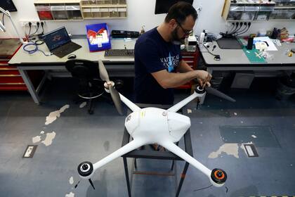 Los drones de la firma israelí Airobotics se utilizan en una prueba piloto en Singapur para asistir a la policía en el control de las medidas de distanciamiento social en medio de la pandemia de coronavirus