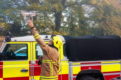 Los drones de rescate se usan para buscar sobrevivientes luego de accidentes, catástrofes climáticas y más; los modelos convencionales se guían por reconocimiento de imágenes, pero un grupo chino propone usar ojos humanos para acelerar su reacción