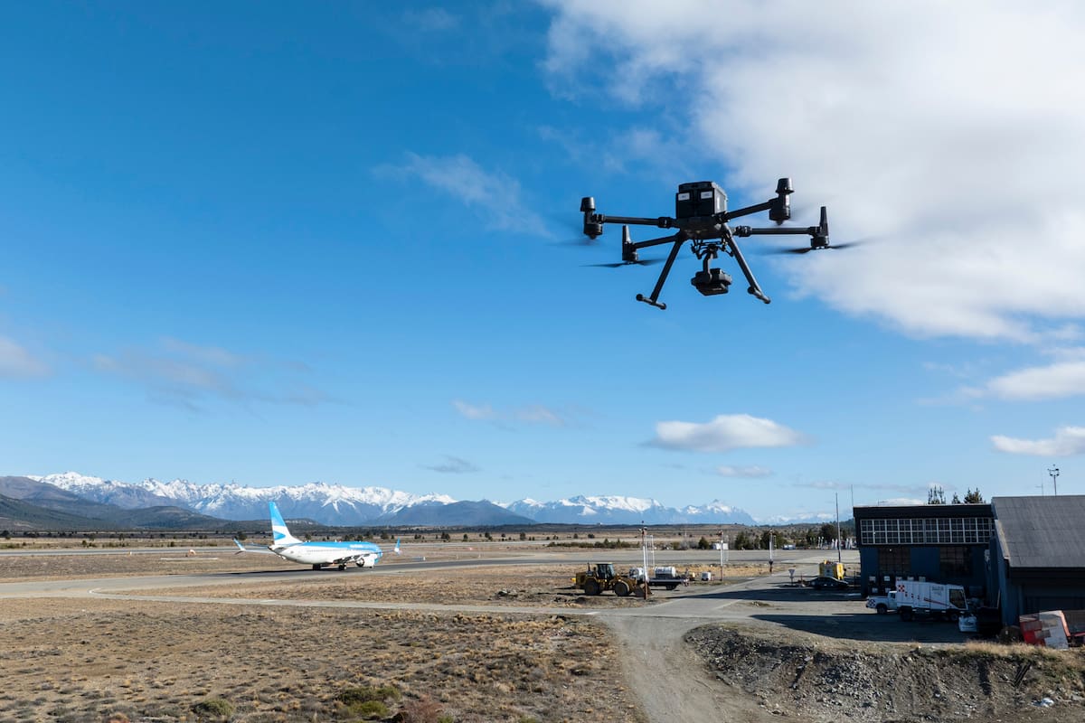 Los drones permiten detectar sectores con acumulación de hielo o nieve y calcular con precisión la cantidad de productos anticongelantes necesaria para cada intervención