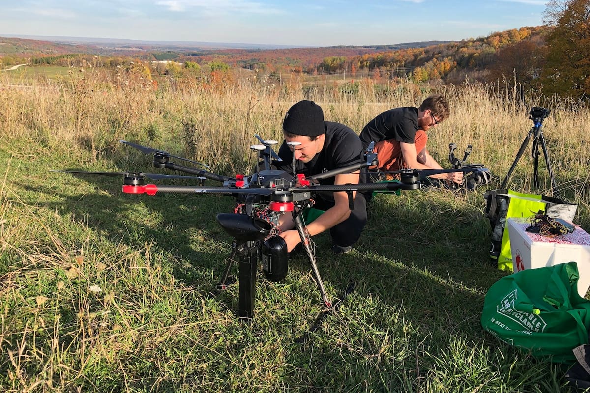 Los drones realizan un vuelo previo para analizar el terreno y luego despliegan sus cápsulas mediante un sistema neumático que busca penetrar el terreno con sus semillas