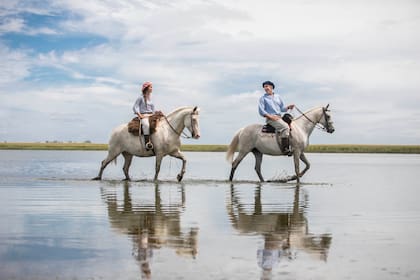 Los dueños acompañan las salidas a caballo, organizadas a la medida y según las aptitudes ecuestres de cada huésped.