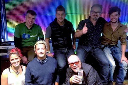 Los dueños de "Cumaco" con los músicos de la banda venezolana "Amigos Invisibles".