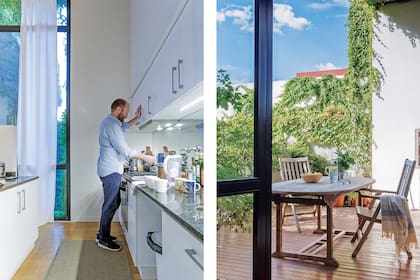 Los dueños de casa conservaron la cocina tal cual la recibieron, con muebles de frente blanco laqueado, mesada de granito y alzada espejada, un recurso que amplía aun más el espacio.