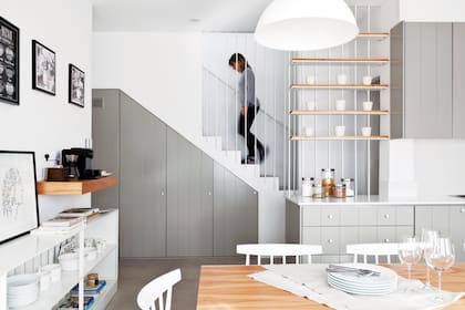 Los dueños de casa sumaron nuevas piezas de estilo nórdico y conservaron los elementos originales de este antiguo PH. Muebles de madera laqueados (Arq. Zoberman, por Manuel Martínez) en color ‘7017 Dorian Grey’ (Sherwin Williams). Cajones con correderas (Häfele). Pisos de porcelanato y macetas de ce