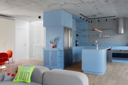 Los dueños de este departamento llamaron a Marina porque conocían su trabajo como interiorista especializada en color. “Hubo unas 20 pruebas de antes de llegar al celeste. Más que por cómo relacionarlo con los otros ambientes, la dificultad pasaba por lograr algo impactante sin dejar de ser acogedor”.