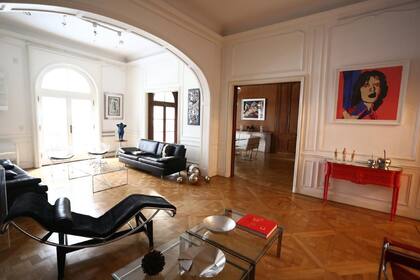 Los dueños de un departamento con cuatro dormitorios aceptan uno de tres más la diferencia en dólares