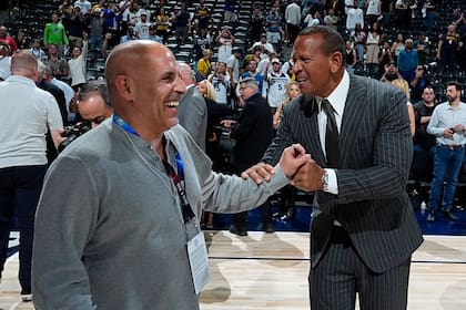 Los dueños minoritarios de los Timberwolves de Minnesota Marc Lore y Alex Rodriguez celebran después de que el equipo ganó el juego 7 de las semifinales de la Conferencia Oeste ante los Nuggets de Denver el 19 de mayo del 2024.(AP Foto/David Zalubowski)