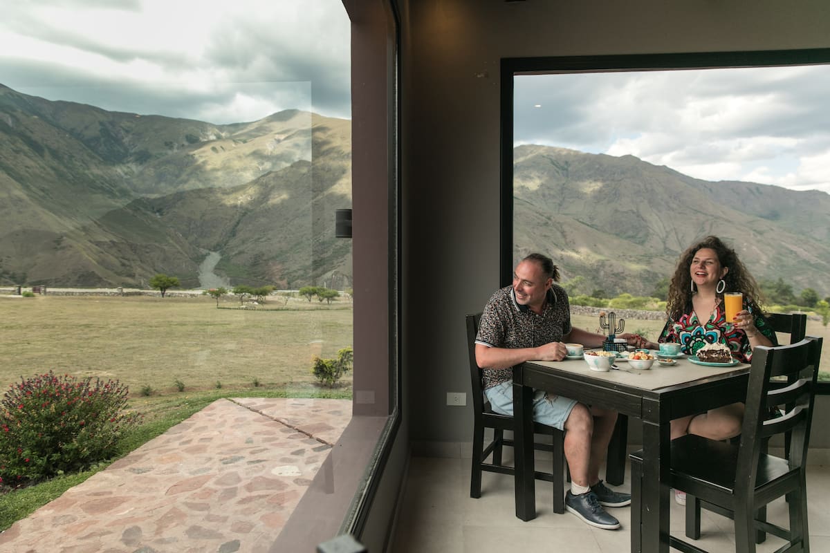 Los dueños, que viven en San Salvador de Jujuy, eligieron este predio de 4,5 hectáreas que los había enamorado, justo en la transición entre la yunga y la quebrada. “Era puro yuyal y rocas”, recuerdan, pero tenía un potencial inmenso. Abrieron a fines de 2020.