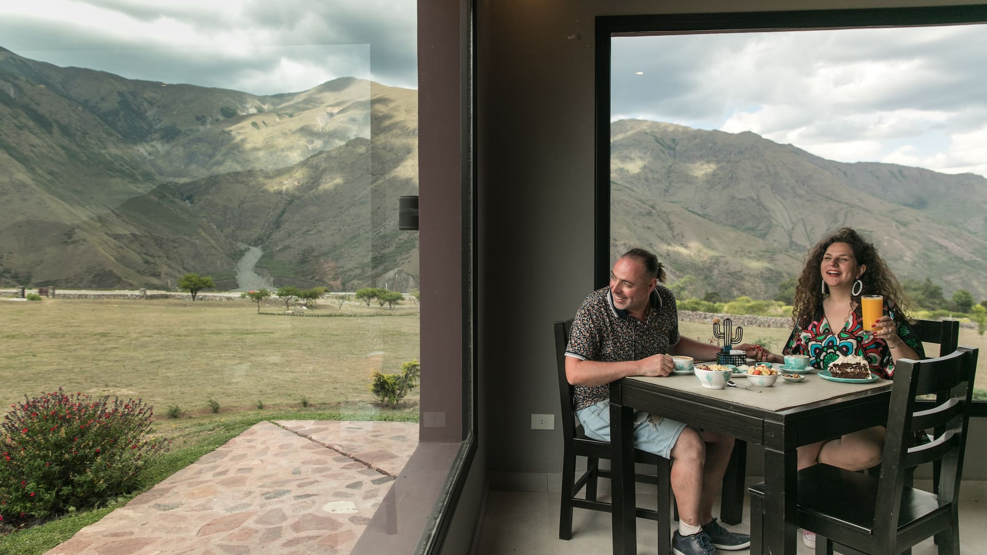 Los dueños, que viven en San Salvador de Jujuy, eligieron este predio de 4,5 hectáreas que los había enamorado, justo en la transición entre la yunga y la quebrada. “Era puro yuyal y rocas”, recuerdan, pero tenía un potencial inmenso. Abrieron a fines de 2020.