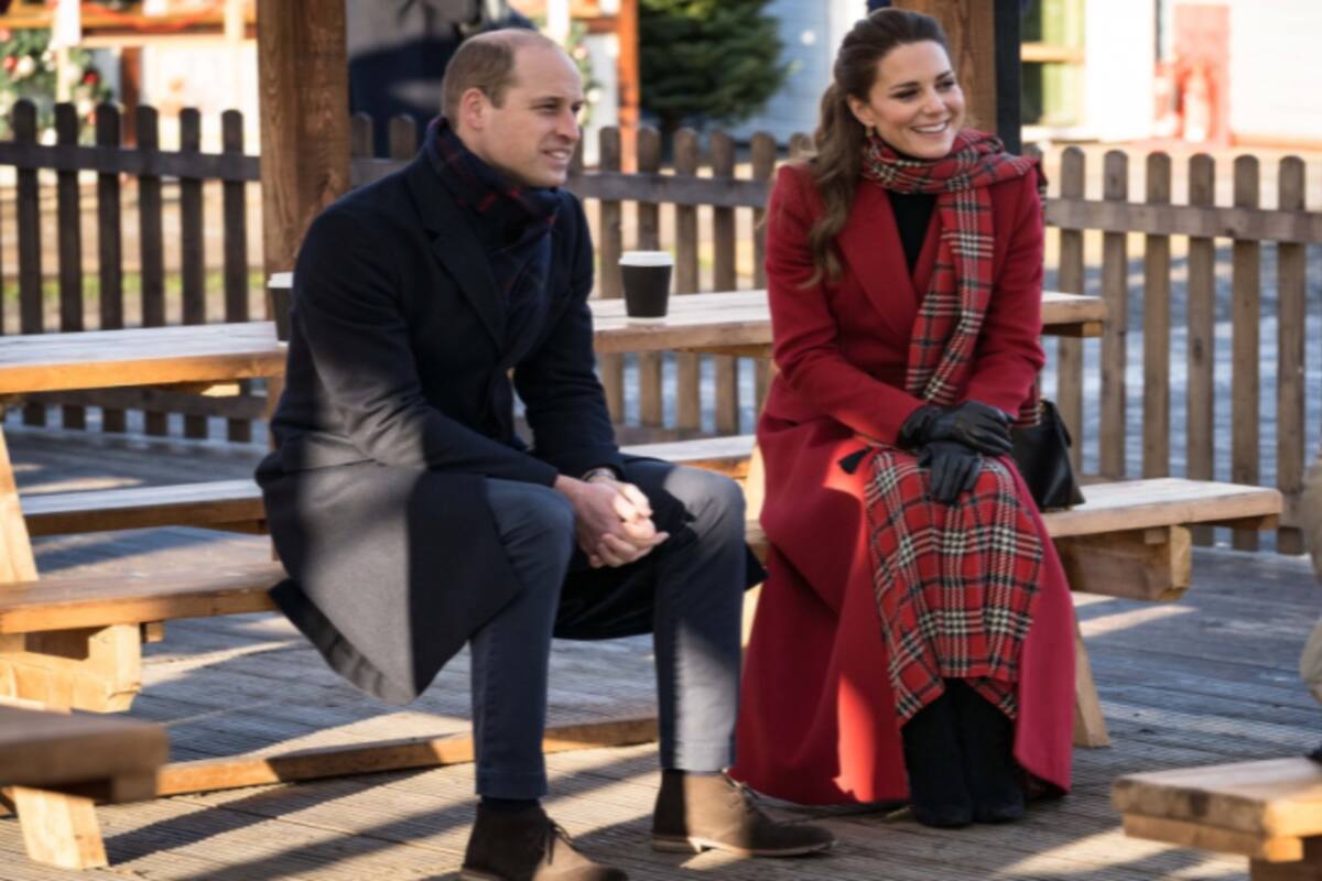 Los duques de Cambridge emprendieron una gira en tres por tres días en la que recorrerán más de dos mil kilómetros. El primer acto dio que hablar por la palabra escrita de Kate y William