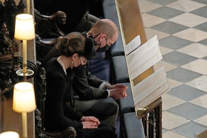 Los
duques de Cambridge inclinan la cabeza durante el servicio, cuyos textos, himnos y música fueron elegidos por el propio
Felipe