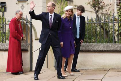 Los duques de Edimburgo, Eduardo (hermano menor de Carlos III) y Sophie, junto a su hijo James, conde de Wessex. Después de la misa, todos comieron cordero asado –como marca la tradición pascual de la familia real– en el castillo de Windsor.