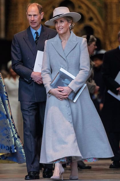 Los duques de Edimburgo llegan a la ceremonia. El hijo menor de Isabel II cumplió el domingo 60 años.