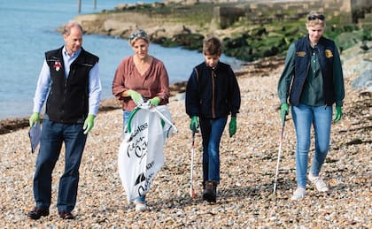 Los duques de Edimburgo y sus hijos comprometidos con la Great British Beach Clean en la playa de Southsea en Portsmouth, en septiembre de 2020.