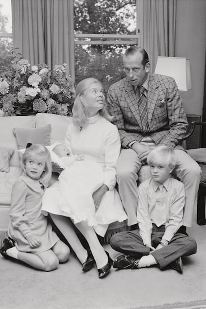 Los duques de Kent posan con sus hijos George, Helen y Nicholas en su casa de Londres el 10 de septiembre de 1970.