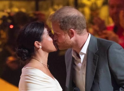 Los duques de Sussex besándose en el escenario de los Juegos Invictus