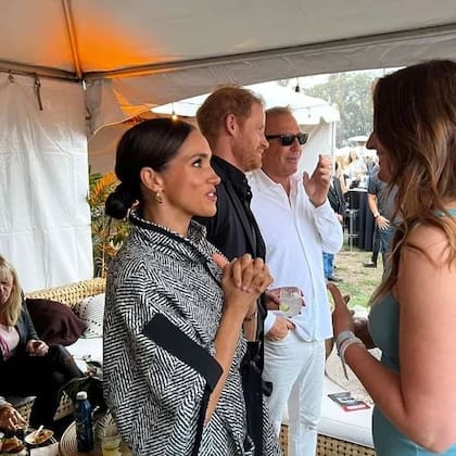 Los duques de Sussex charlaron y se sacaron fotos con el protagonista de El guardaespaldas.