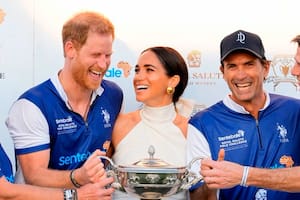 Los duques de Sussex, Harry y Meghan, junto a Adolfo Cambiaso, en uno de los partidos benéficos de la fundación Sentebale, creada por el príncipe, que es el productor de la serie Polo.