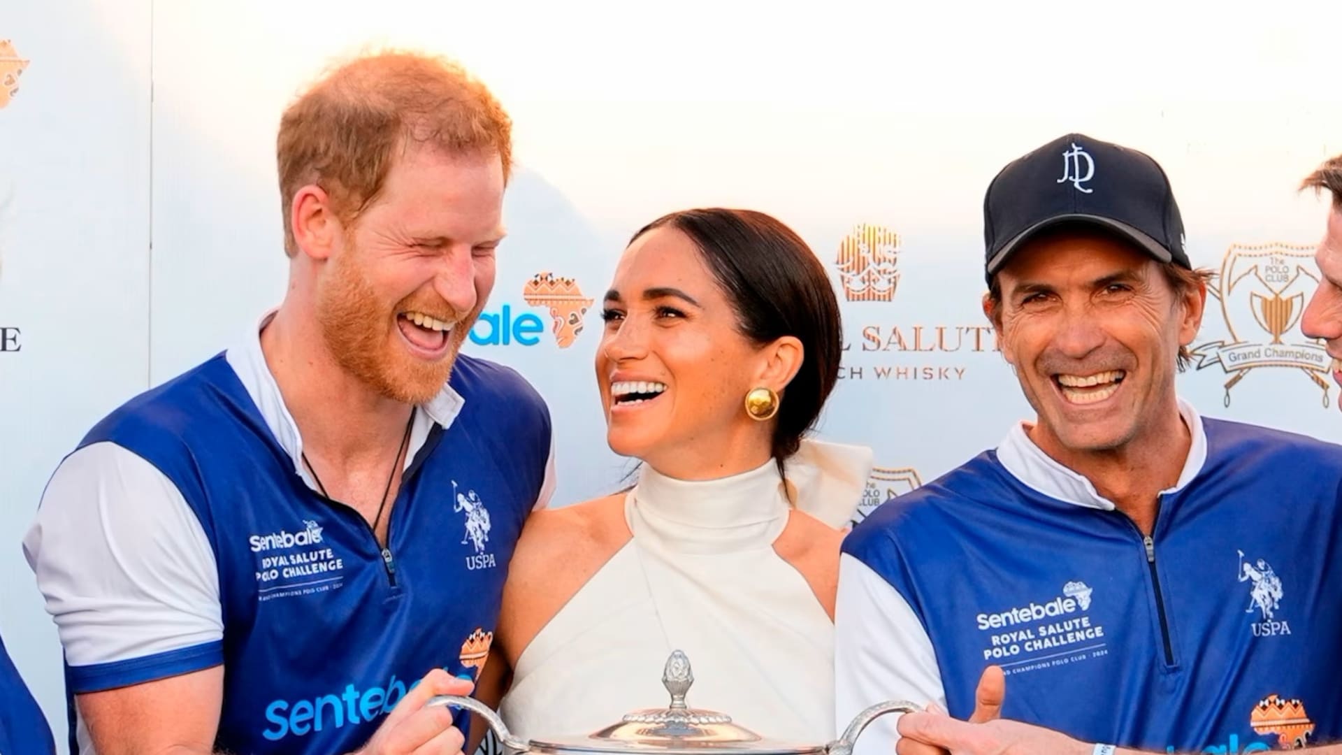 Los duques de Sussex junto a Adolfo Cambiaso, en uno de los partidos a beneficio de la fundación Sentebale, creada por Harry