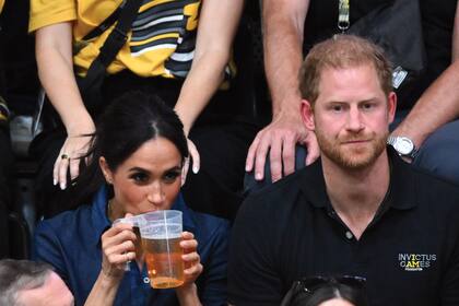 Los duques de Sussex presenciaron la final de vóley en silla de ruedas desde la platea y Meghan disfrutó de una cerveza.