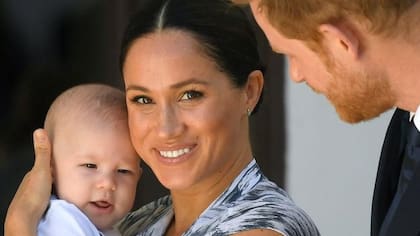 Los duques de Sussex durante su gira por Sudáfrica junto a su hijo Archie en 2019