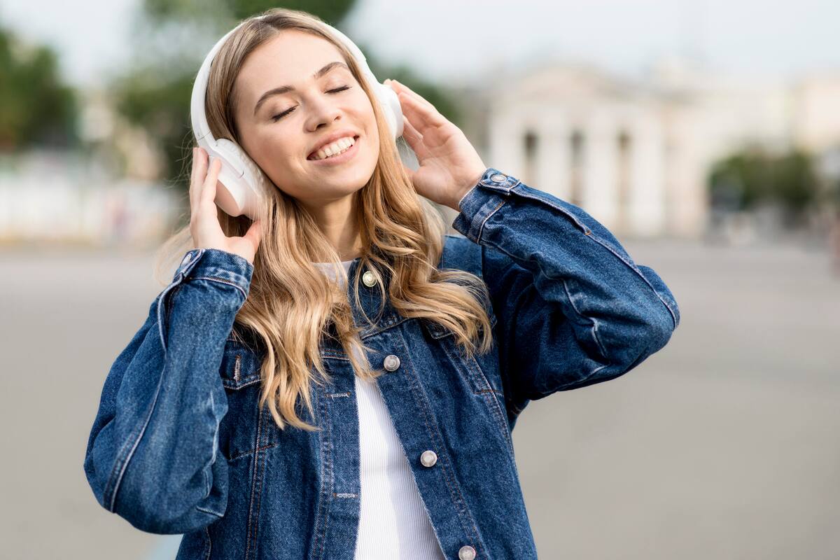 Los "earworms" (literalmente gusanos del oído) son fragmentos de canciones o melodías que se repiten involuntariamente en tu mente una y otra vez, a veces durante horas o incluso días (Foto de carácter ilustrativo: Freepik)