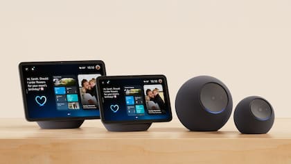 Los Echo Show 11, Echo Show 8, Echo Dot Max y Echo Studio de Amazon, todos compatibles con Alexa+