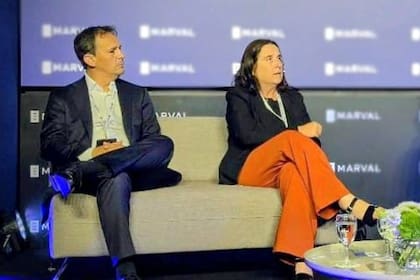 Los economistas Fausto Spotorno y Marina Dal Poggetto, en conversación con José del Río (LA NACIÓN)