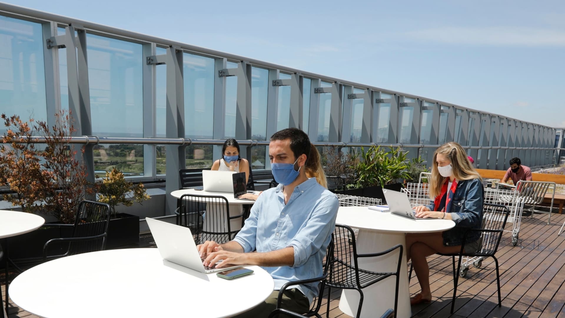 Los edificios de WeWork se convirtieron en una alternativa para empleados cuyas oficinas se encuentran cerradas por la pandemia