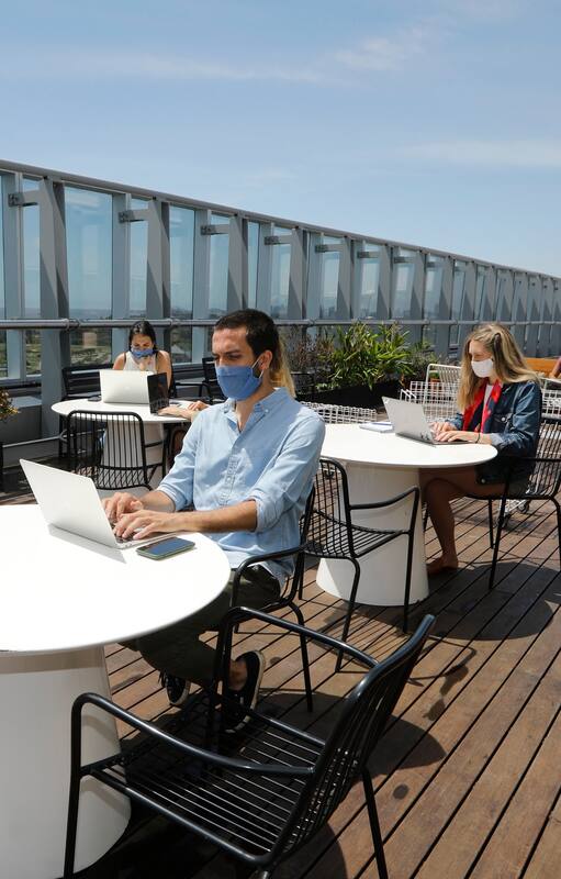 Los edificios de WeWork se convirtieron en una alternativa para empleados cuyas oficinas se encuentran cerradas por la pandemia