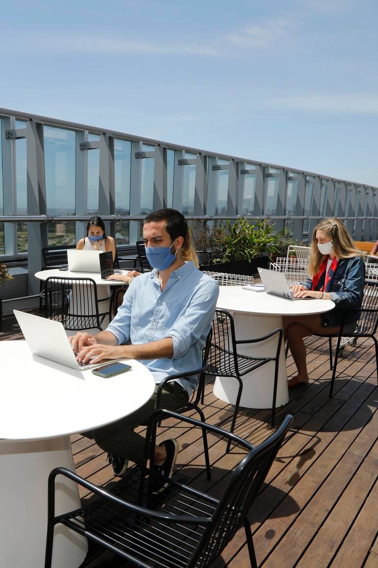 Los edificios de WeWork se convirtieron en una alternativa para empleados cuyas oficinas se encuentran cerradas por la pandemia