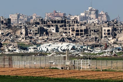 Los edificios destruidos en la Franja de Gaza se muestran desde una posición a lo largo de la frontera con el sur de Israel el 31 de enero de 2024 en medio del conflicto en curso entre Israel y el grupo militante palestino Hamas.
