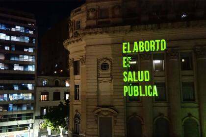 Los edificios estuvieron iluminados con consignas a favor del aborto