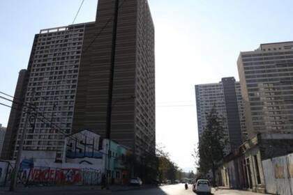 Los edificios pueden llegar a tener 43 pisos de altura con 700 departamentos tan pequeños que una persona sólo puede dar cinco pasos a lo largo de su hogar