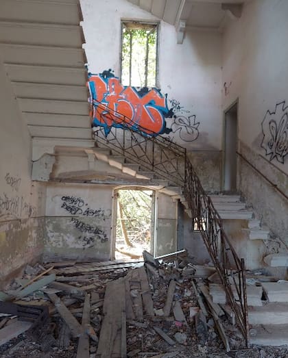 Los edificios que todavía permanecen en pie están deteriorados y con peligro de derrumbe, por lo que se desalienta el ingreso al lugar