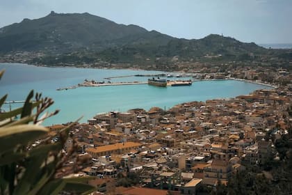 Los edificios rodean el acceso al mar Mediterráneo en la isla de Zante