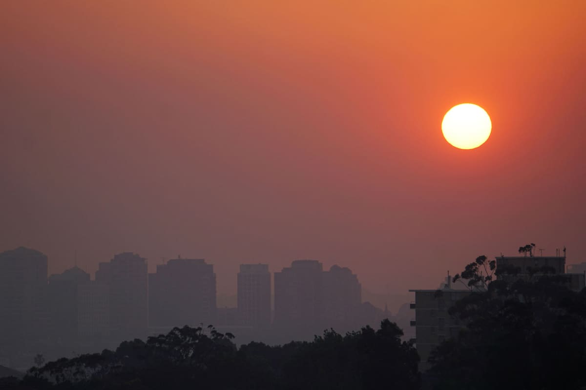 Los edificios se ven a través del humo de los incendios forestales durante la puesta de sol en Sídney, Australia, el 11 de noviembre de 2019