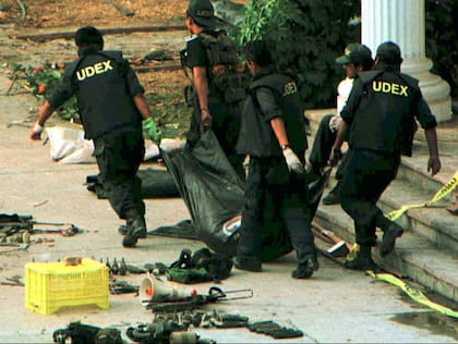 Los efectivo de la Unidad de Desactivación de Explosivos (UDEX), de la Policía Nacional del Perú, retiran un cuerpo tras el operativo de rescate