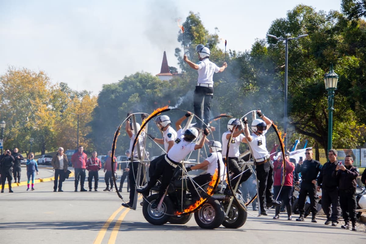 Los efectivos atraen al público con exhibiciones acrobáticas que parecen salidas de una película