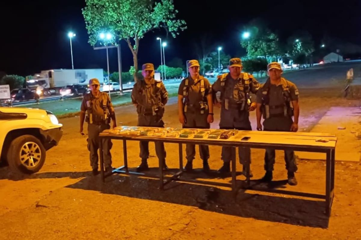 Los efectivos de Gendarmería, con los 21 kilos de cocaína secuestrados en Tucumán