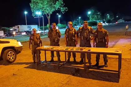 Los efectivos de Gendarmería, con los 21 kilos de cocaína secuestrados en Tucumán