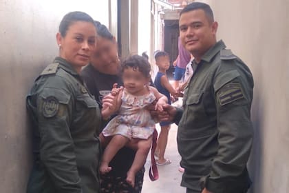 Los efectivos de Gendarmería junto a la madre y la beba luego del alta.