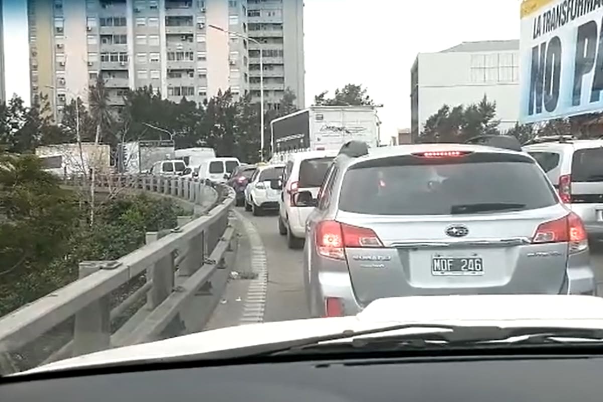 Los efectivos obstaculizaron el paso de los camiones que buscaban llegar al Obelisco