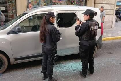 Los efectivos tuvieron que romper un vidrio para rescatar al perro.