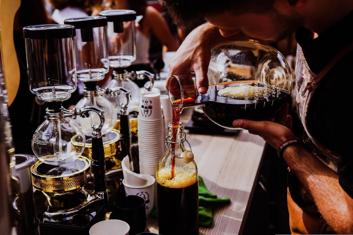 Los efectos de consumir cafeína y alcohol en un mismo día fueron analizados por especialistas