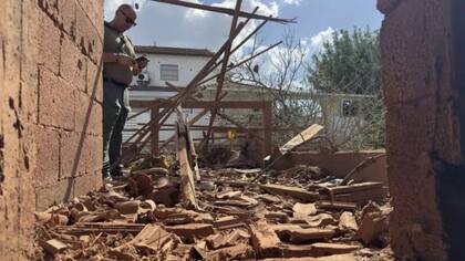 Los efectos de un cohete de Hezbollah en una casa en el norte de Israel