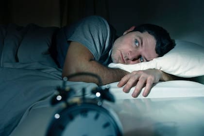 Los efectos del doomscrolling en el cerebro humano pueden ser el aumento de los niveles de ansiedad, la desensibilización, los mensajes cognitivos negativos, la desregulación de la dopamina y el sueño interrumpido (Fuente: Freepik)